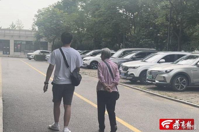 渊强住院期间，其儿子和近八旬母亲为“解救”渊强一直在外四处奔走