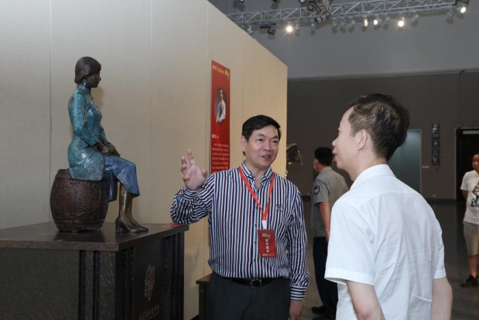 潘尤龙教授在自己的作品《林徽因》像分享创作理念