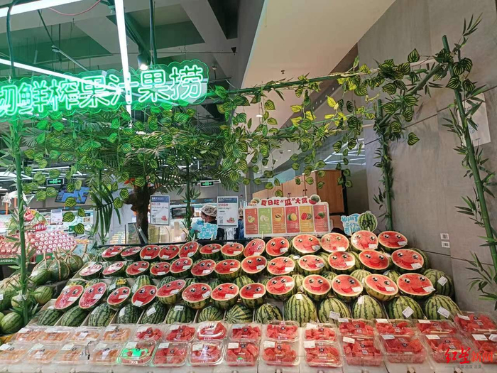 ▲商超中摆放的西瓜