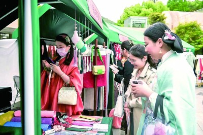     年轻人在中国丝绸博物馆国丝汉服节上参加活动。光明图片