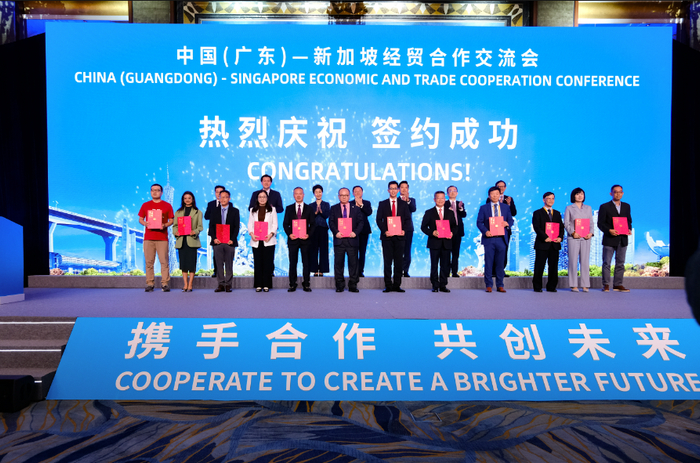 （战略合作框架协议签订现场，图片由主办方提供）