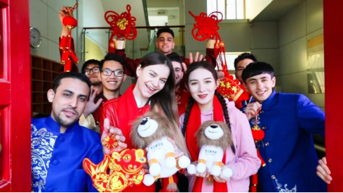 留学生合影。（图片来源：大河网）