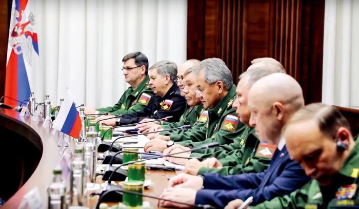 2018年11月7日，俄罗斯莫斯科，普里戈任（右二）与俄罗斯国防部长绍伊古、俄罗斯武装力量总咨询长格拉西莫夫等东谈主出席一次会谈。图/视觉中国