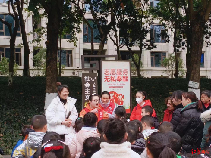 ↑王景丹和母亲黄惠鹂一起参加公益活动