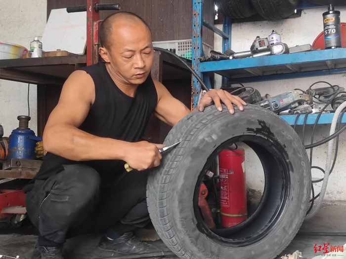 ▲因为需要定期治疗，肖乾庚汽修店生意大不如前