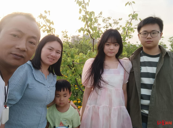 ▲肖乾庚和家人在一起