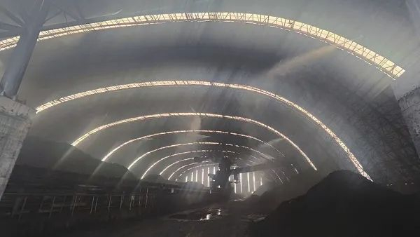 图为盛隆冶金原料大棚干雾抑尘