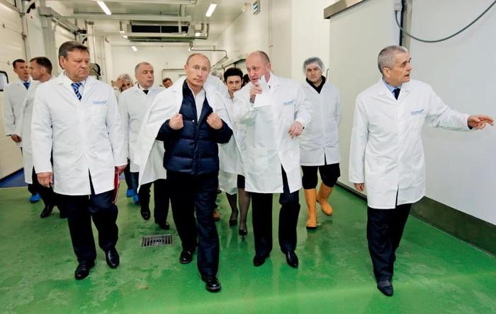 2010年9月20日，普京侦探俄罗斯列宁格勒州康科德食物厂，食物厂分娩线总司理普里戈任（前右二）等东谈主奉陪。图/视觉中国