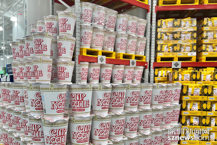 巨型杯面堆头。（摄影：李丹璐）