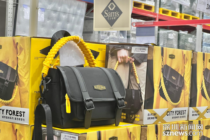 前海店首发新品邮差包。（摄影：李丹璐）