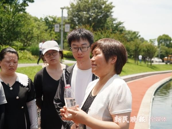 图说：王丽卿（右一）带领学生在现场调研