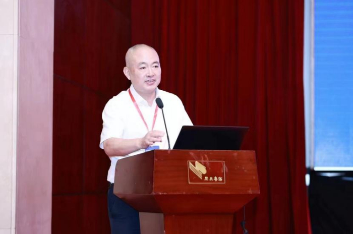 图为镭目公司董事长田陆博士在大会上作报告
