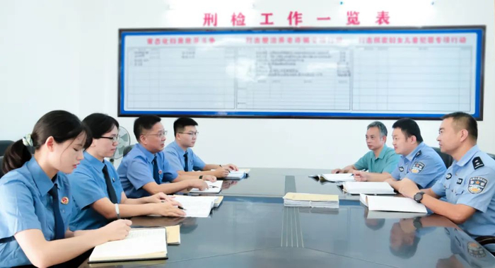 江西省宁都县检察院办案团队与侦查人员、人民银行工作人员共同研判涉案资金流向