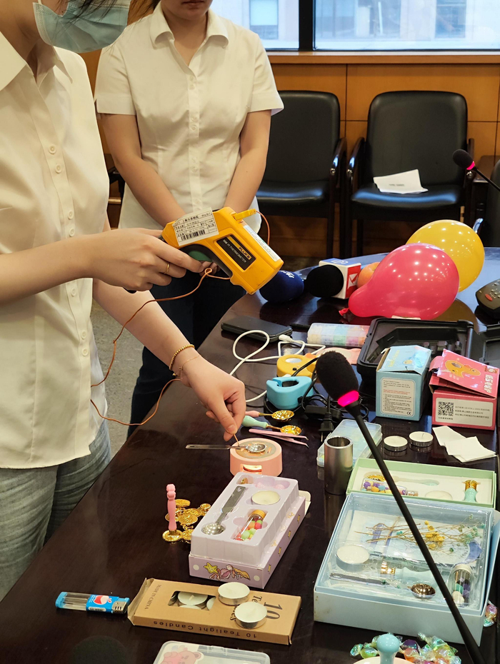 检测人员现场测温。刘浩/摄