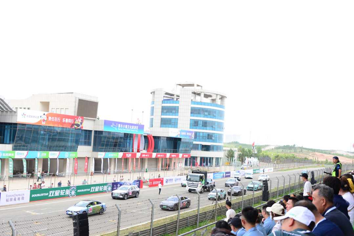 　　图为参赛的部分新能源汽车和商用车。余健摄