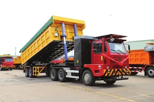 图为由中冶宝钢自主研制的新能源大吨位水渣车。