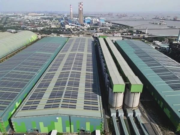 图为由中冶宝钢承建的宝钢股份宝山基地煤场全门架料场光伏发电项目。