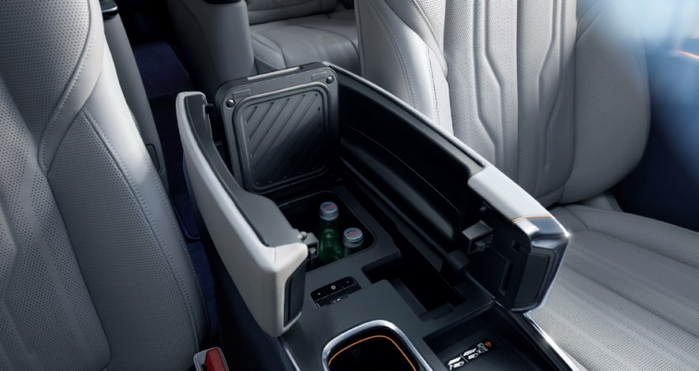 前排中央扶手箱内置压缩机式冰箱。 上汽通用供图 华龙网发