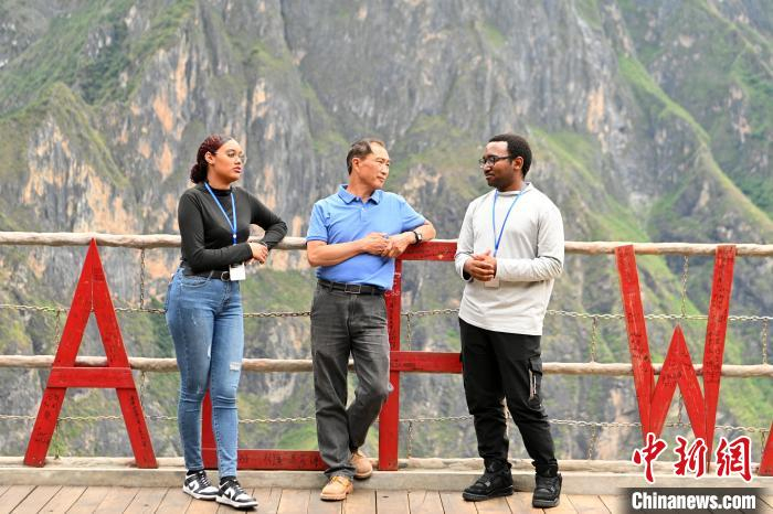 图为“Z世代”青年与当地客栈老板交流。李嘉娴摄