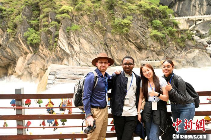 图为各国“Z世代”青年探访虎跳峡。李嘉娴摄