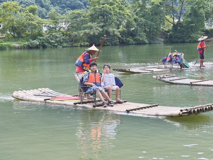     美丽的漓江每年暑假总能吸引很多亲子游    本报记者卢道明 摄