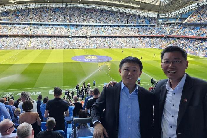 施侃与芽笼国际足球俱乐部前主席Ben Teng（右一）合影