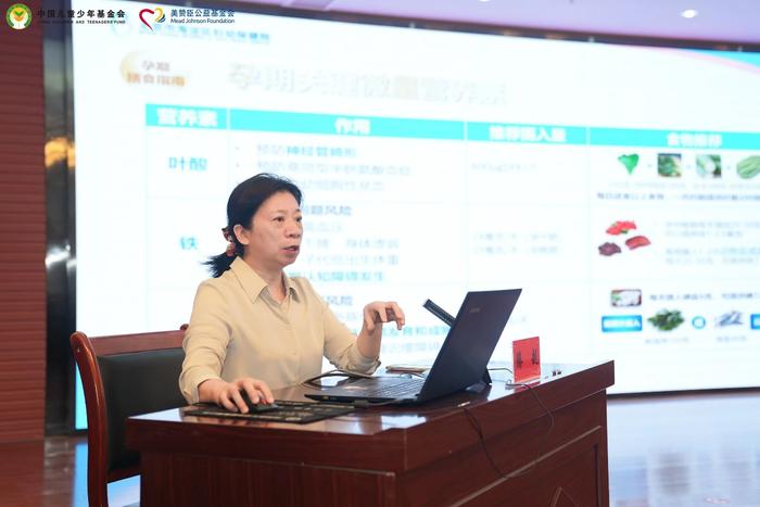 北京市海淀区妇幼保健院营养科主任滕越正在为当地医护人员培训解答
