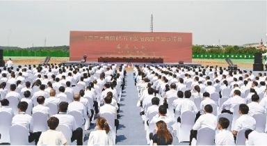         抚顺高新区举办65万吨苯酚丙酮产业链项目奠基仪式。本报记者　　徐丹伟　　摄