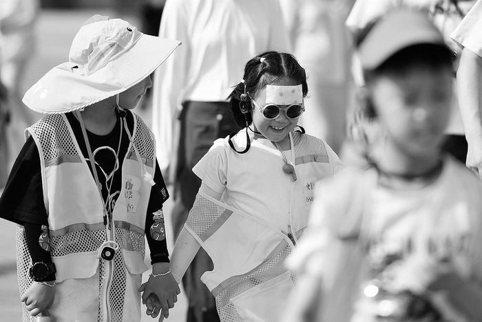     6月23日7时，北京市气象台升级发布高温红色预警信号。图为当天几个小朋友在北京天坛公园参观。新华社发