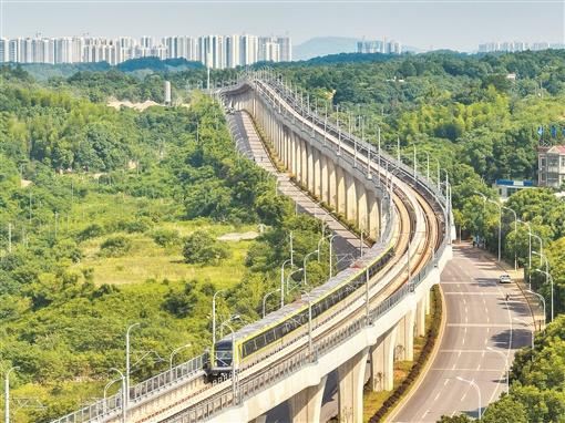 6月28日，地铁列车行驶在长株潭城轨西环线上。华声在线全媒体记者 郭立亮 摄