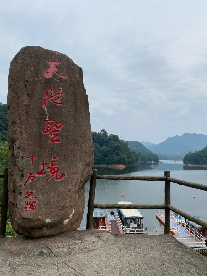 来到九华山天池圣境，空气清新、景色宜人，徽派建筑错落有致，让人心旷神怡。