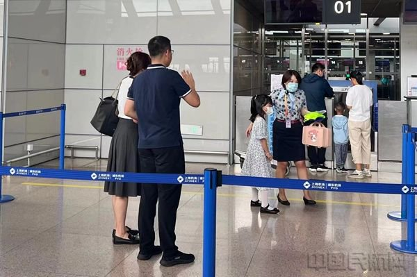 东航工作人员服务无陪小旅客（本文图片均由东航提供）