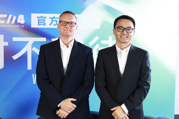 图：思博伦通信全球市场战略高级总监Stephen Douglas（左）与思博伦运营商及解决方案业务拓展总监杨磊（右）。