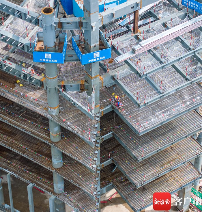 　　工作人员正在施工。记者 刘洋 摄