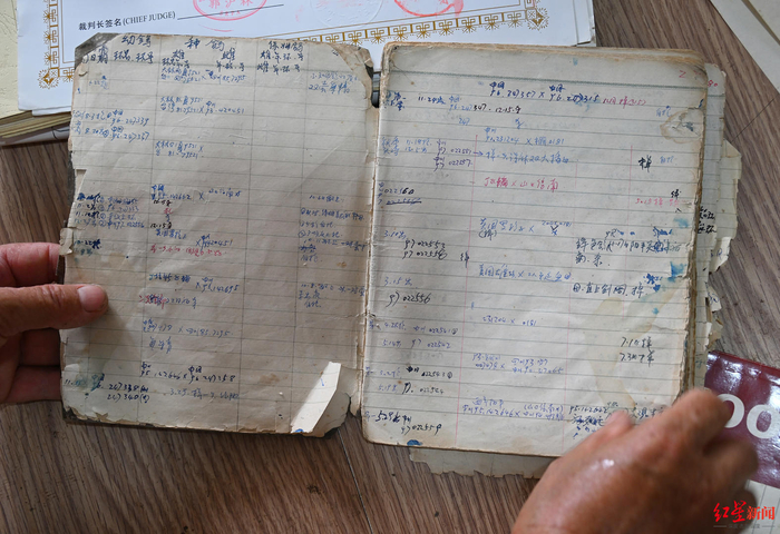 ▲李荣光将自己配对的鸽子的信息都记录在册