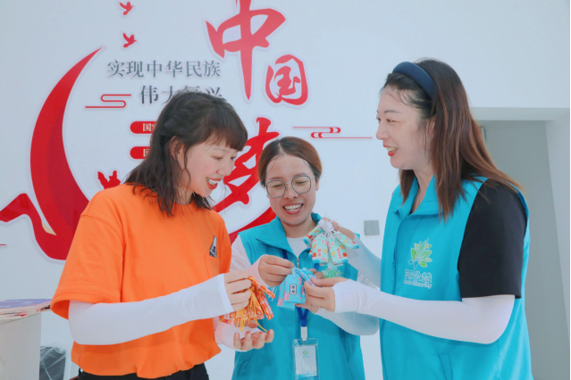 （辽宁中粮可口可乐公关传播总监宋欣与社工王爱丽等分享员工志愿者亲笔写给社工小伙伴的清凉问候）