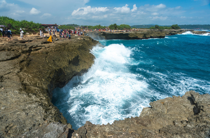 ↑巴厘岛著名景点“恶魔眼泪”