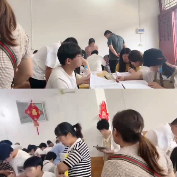 图说：林星参与高考填报志愿服务的现场（受访者供图）