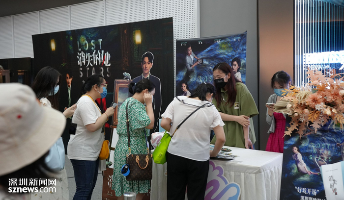 见面会开始前，观众排队购买周边。（王婉冰 摄）