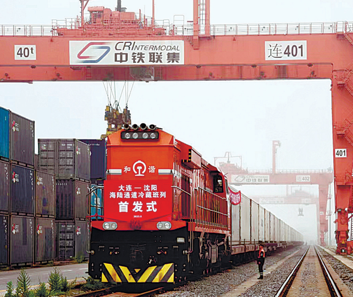 6月28日，大连—沈阳冷藏班列从大连港集装箱铁路中心站始发。宫梁亮 摄