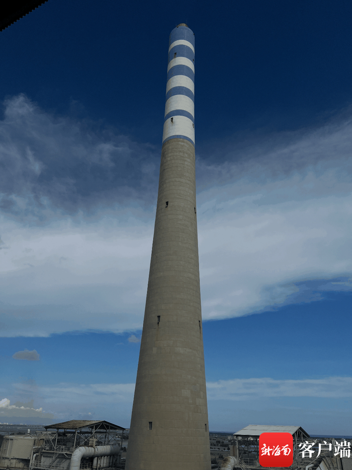 　　电厂烟囱看不见白烟。记者 张宏波 摄