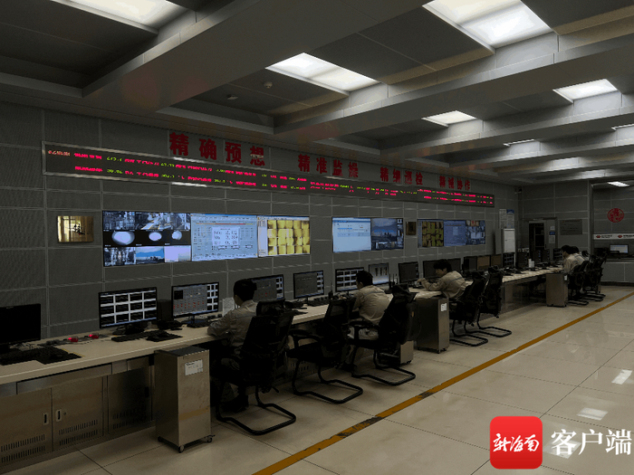 　　国能乐东电厂控制中心。记者 张宏波 摄