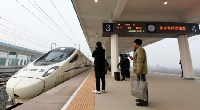 2017年12月28日，首趟石家庄至济南高速铁路D1611次动车组列车驶入衡水北站。新华社发