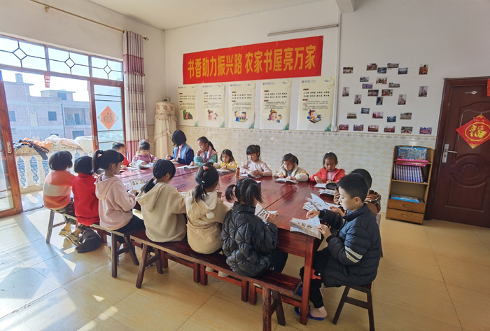 桂林银行在农家书屋为儿童提供免费阅读