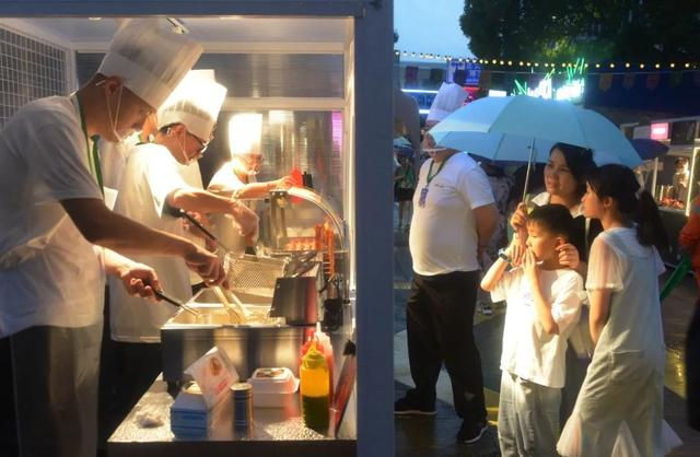 夜市的各种风味美食引来市民游客品尝。杨建正 摄