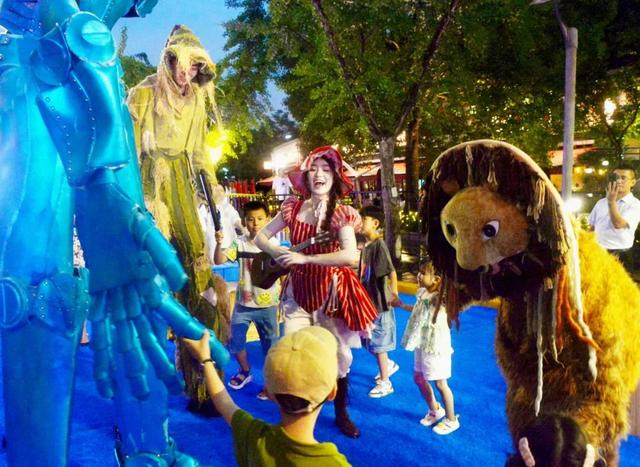 现场潮尚艺人的表演吸引了孩子们参与互动。杨建正 摄