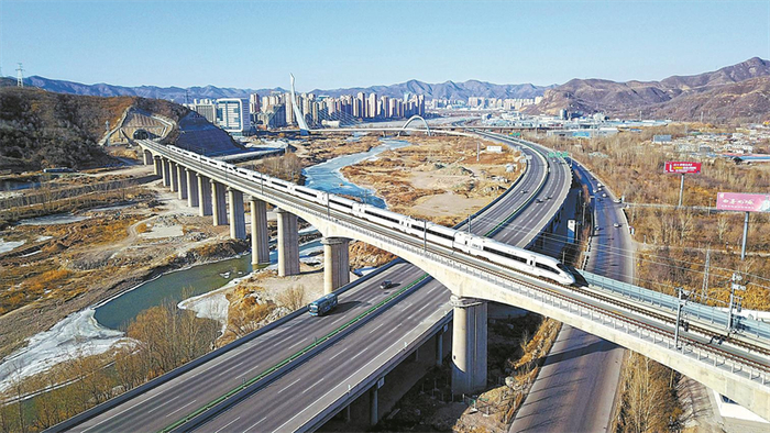 图为G4255次高铁列车从承德南站出发经过滦河3号特大桥，驶往沈阳方向。（河北日报资料图）　河北日报记者田明摄