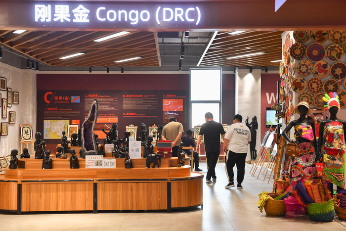 6月29日，在中非经贸合作促进创新示范园（湖南高桥大市场），参观者在刚果（金）国家馆参观。新华社记者 陈泽国 摄