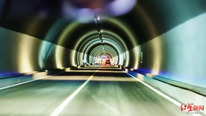 ↑小高山隧道试通车运行