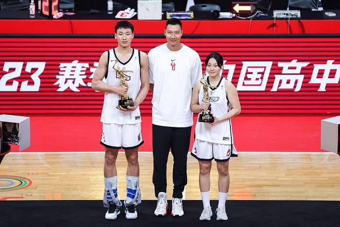 图注：淡厚然（左）在今年的耐高总决赛上荣膺MVP